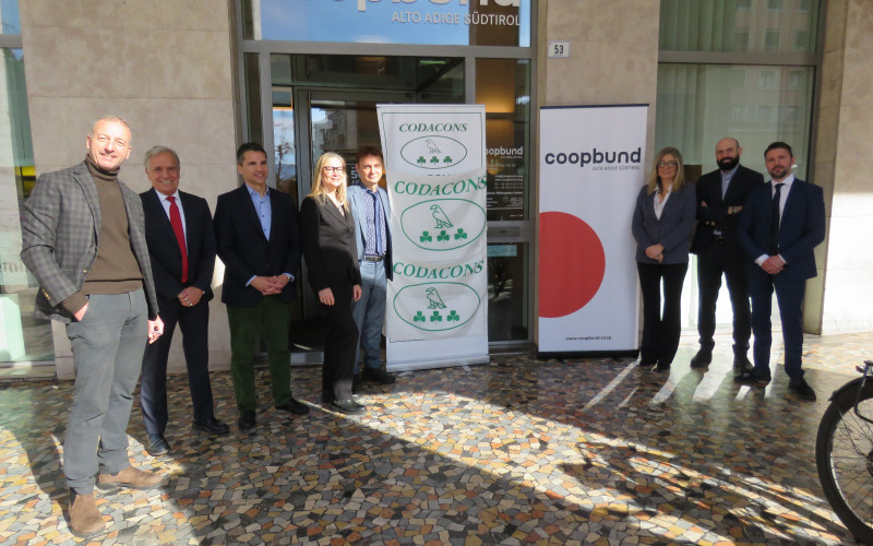 Vertreter von Codacons Nazionale und Codacons Alto Adige sowie Vertreter von Coopbund Alto Adige Südtirol.