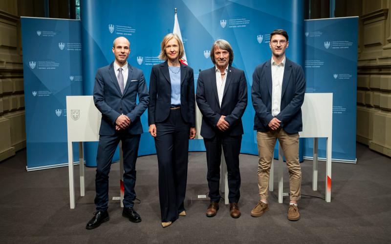 Timon Gärtner, der Direktor des Landesinstituts für Statistik ASTAT, die Präsidentin des Instituts für Allgemeinmedizin und Public Health Bozen Doris Hager-Prainsack, Landesrat Hubert Messner und Studienleiter Dietmar Ausserhofer