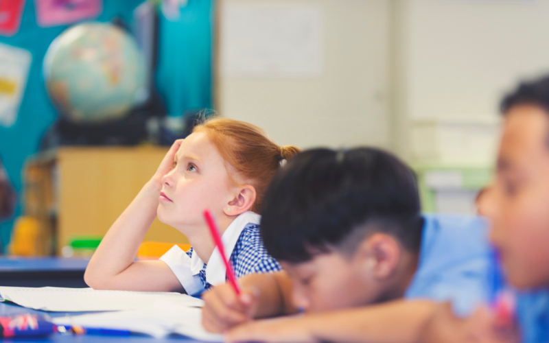 Schülerin und Schüler