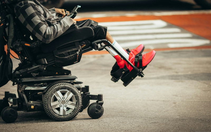 Mensch im Rollstuhl mit Behinderung