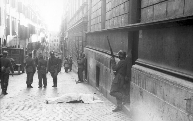 via rasella bundesarchiv rom_soldaten_vor_gebaude