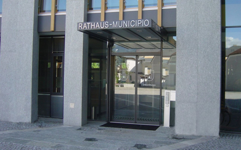 eingang_rathaus.jpg