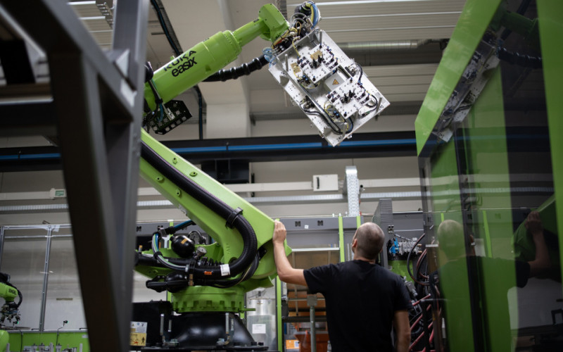 Sette fornitori del settore automotive collaborano a soluzioni innovative.